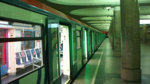 Современный метропоезд 81-765 "Москва" на станции "Ясенево" на юге КРЛ