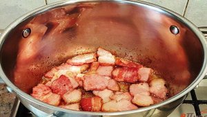 Суп фасолевый с копченой грудинкой