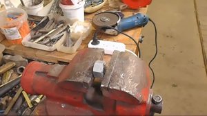 простое приспособление из ОБЫЧНОЙ ГАЙКИ для заточки свёрл