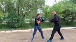 Клуб Смешанных Единоборств и Боевых Искусств «Легенда» работа на лапах.