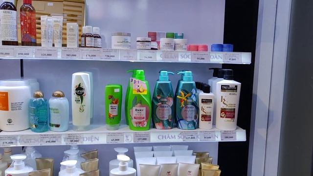 Болтаем с вьетнамцами на рынке! Магнит косметик уже не тот! Что есть, то и едим...