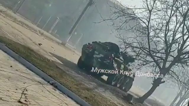 Спецгруппа из Чечни ведет бой в Мариуполе при поддержке БТР-82А смотреть онлайн