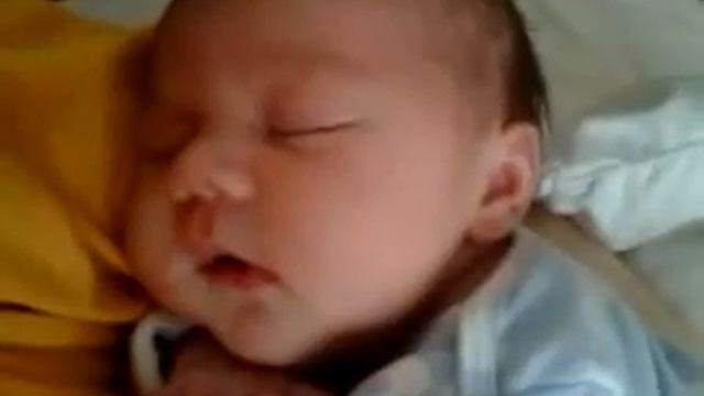 Ребенок смеется во сне. Ребенок сон смех. Ребенок смеется во сне 6 лет. Ребенок смеется во сне 2.8 года. Почему ребёнок смеётся во сне