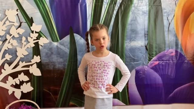 Даша Королюк выразительно читает стихотворение Агнии Львовны Барто "Веревочка".