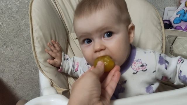 Меню ребенка 8-9 месяцев на неделю. Как вводить кусочки в прикорм? Чем кормить ребенка?