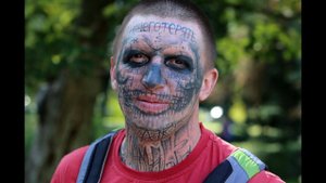 Зачем воронежец набил себе тату на лице