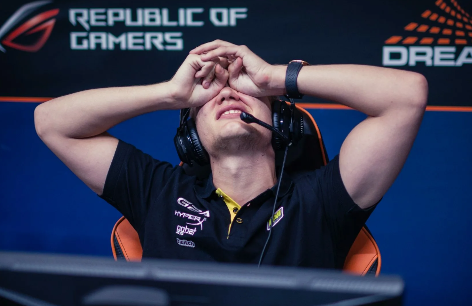 Cs2 киберспорт. Симпл киберспортсмен. s1mple киберспортсмены. симпл 2017. игрок симпл cs.