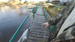 Вкручивание свай под пирс на лодочной базе.