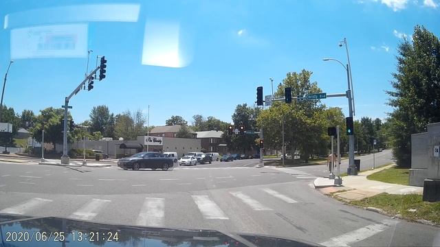 Pedestrian nearly hit by Red Light Runner смотреть онлайн