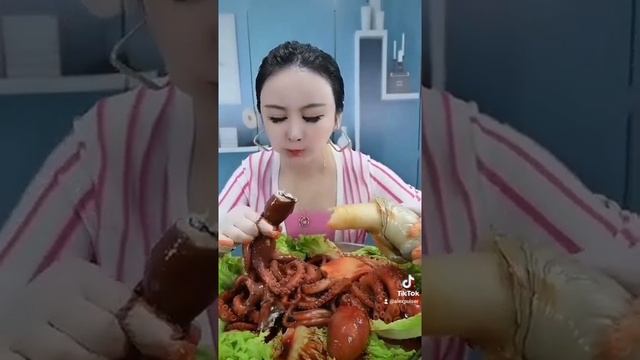 КИТАЯНКА ПОЕДАЕТ ЖИВЫЕ МОРЕПРОДУКТЫ