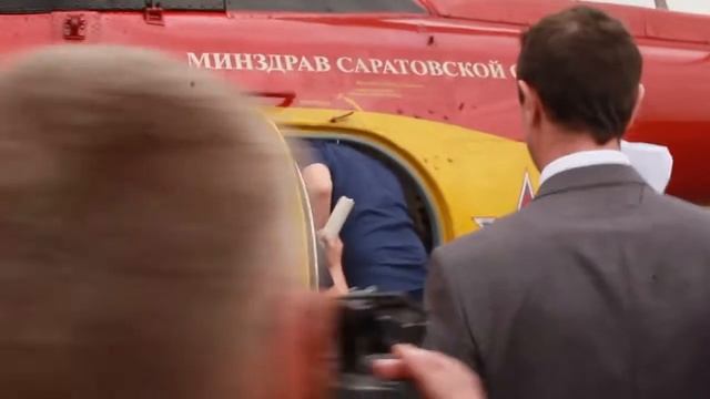 Пострадавшего в ДТП мужчину доставили в Саратов на вертолете (2) смотреть онлайн