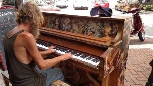 Супер. Бездомный играет на фортепиано. Высшее чудо.