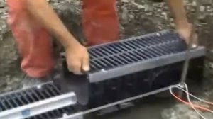 Установка пластиковых водоотводных лотков