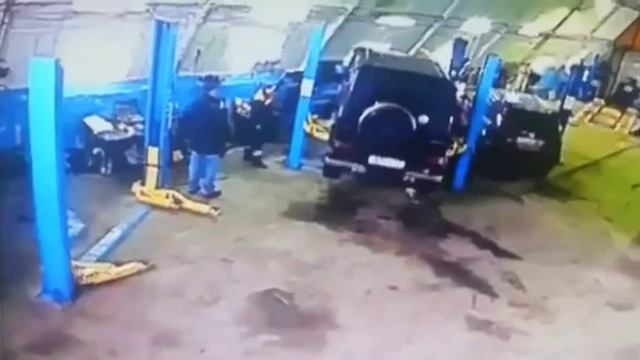 машина упала с подъемника смотреть онлайн