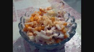 Салат с кальмарами и кукурузой