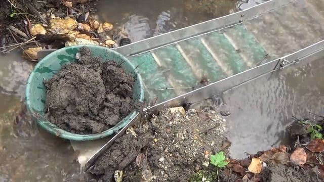В этом ручье встречается платина!!! Довольно крупная...