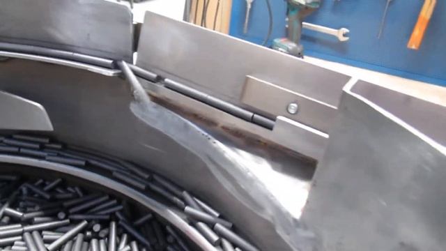 Вибробункер автоматической загрузки деталей в резьбонакатной станок
