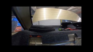 Установка больших динамиков в полку автомобиля - седан.