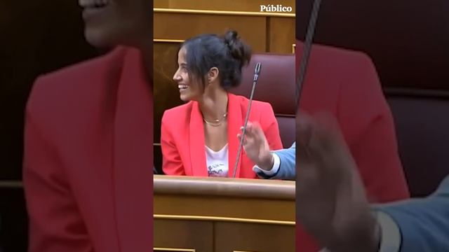 El momento en el que Tesh Sidi (Sumar) avisa de que no ha sido leído su nombre como diputada