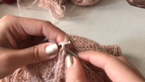 Красивая треугольная косынка спицами. Мастер-класс. Бактус спицами