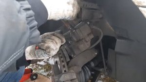 Замена передних тормозных колодок на VW Passat CC 2010