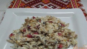 Салат из куриного мяса с редькой и яйцом