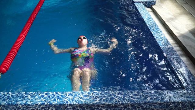 Отработка поворота у бортика/Как научиться делать поворот сальто в кроле/Урок 4 смотреть онлайн