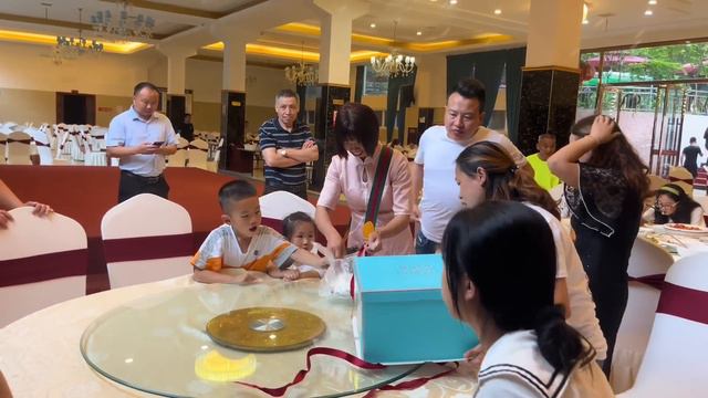 干亲家过生日排场大，连吃两桌酒席，离别时很不舍【乡村大姐】 смотреть онлайн