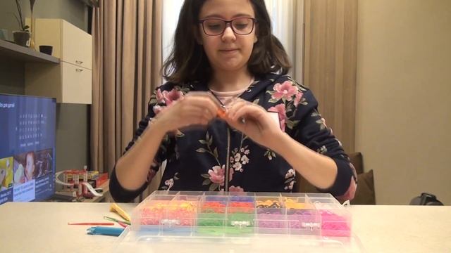 Պատրաստում ենք ռեզինից թևնոց/Raindow loombands смотреть онлайн