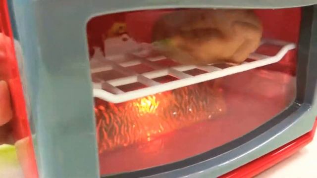 Кристина играет в повара, готовит кукле кушать и кормит маму смотреть онлайн