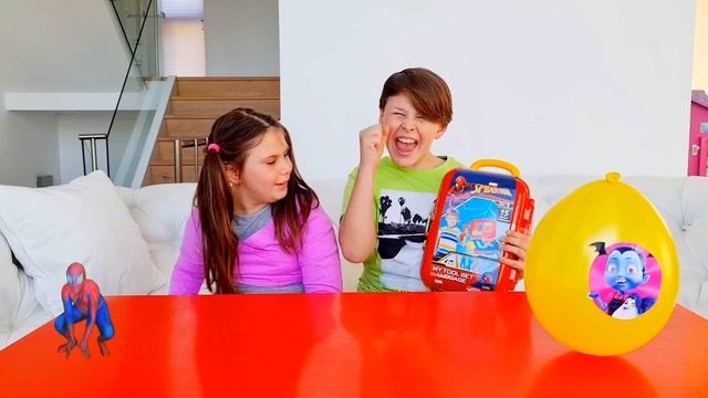 초콜릿을 먹으면 무엇으로 변할까요?!아드리아나 마법 초콜릿 Ali and Chocolate Cookie Super Hero Dancing смотреть онлайн