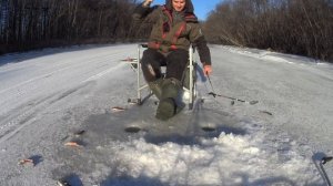 Рыбалка на Сахалине. Ловля Мальмы подо льдом! Готовим уху на костре!