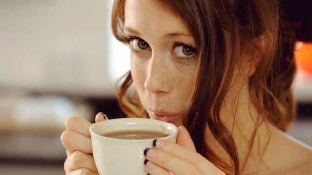 — Помоги мне! Послышался хриплый голос . Я присмотрелась, у входа в подъезд сидел на снегу старик смотреть онлайн