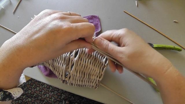Ручка для кувшина из газетных трубочек