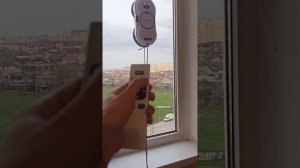 Робот мойщик окон techniQ в ультратонком корпусе с автоматическим распылением