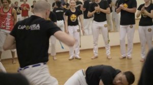 Бразильская капоэйра - акробатика, танец и бой!