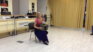 Практика в школе Танго Сити Москва. Ученица Анна играет на бандонеоне Libertango