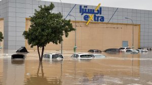 По улицам столицы Омана поплыли автомобили