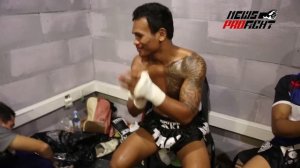 Saenchai и Сборная Тайланда поет перед боем Thai Fight Moscow.