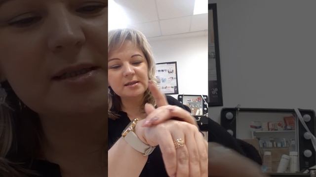 тестирую корректирующую базу под макияж GG с гиаллуроновой кислотой. смотреть онлайн