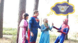 Спайдермен нашел ЯЙЦО Динозавра в лесу !!! Фроузен Эльза против Гигантского ТиРекса | в 4K