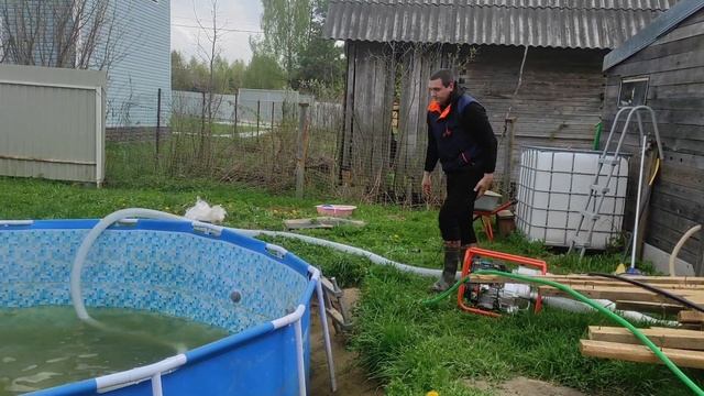 Дача. Выкачиваем мотопомпой бассейн. Делаем полив в теплице. Маринуем шашлык. смотреть онлайн