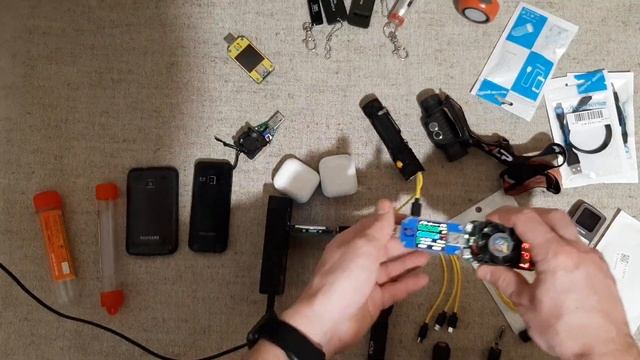 Кабель MicroUSB аж на 4 штекера. Для слаботочных(0.6А-4шт или 1А-2шт) устройств. Удобно. смотреть онлайн