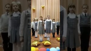 Песня "Нарядные пятёрки" ( слова и музыка Елены Обуховой). Исполняет ансамбль "Весёлые нотки".