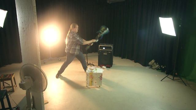 8-String Guitar vs Posh Cakes (Slow-Motion) смотреть онлайн