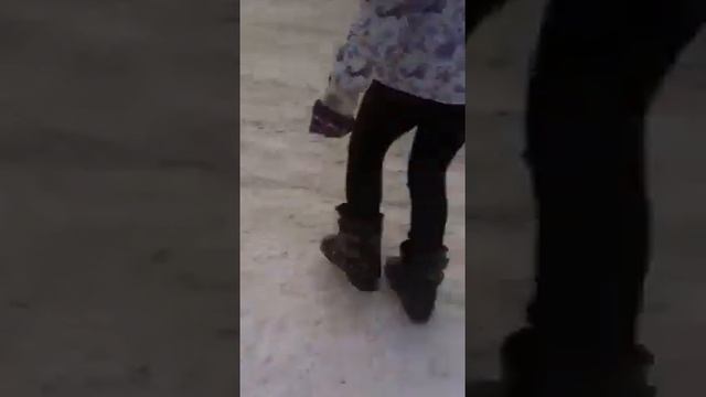 Девочки первый раз одели лыжные ботинки)) смотреть онлайн