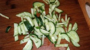 Салат из огурца, помидора, фасоли и российского сыра