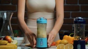 Greennovo - portable blender - making smoothie