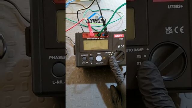 Ensayo del probador de disyuntores UNI-T 582+ @UniTrendTechnology смотреть онлайн