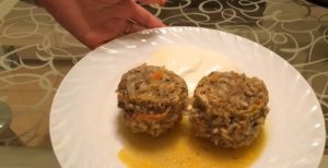 Ежики из фарша и риса со сметаной.